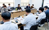 정은경 보건복지부 장관이 4월 22일 강원도 영월군을 방문해 지역사회 통합돌봄 사업 진행상황과 공공의료 현안을 점검하고 있다.