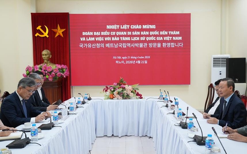 4월 22일(현지 시간) 베트남 하노이 주석궁에서 이재명 대통령과 또 럼 공산당 서기장 겸 국가주석이 임석한 가운데, 허민 국가유산청장과 럼 티 프엉 타잉 베트남 문화체육관광부 장관이 수중문화유산 교류 협력 양해각서(MOU)를 체결하고 있다.