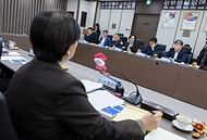 정은경 보건복지부 장관이 4월 22일 강원도 영월군을 방문해 지역사회 통합돌봄 사업 진행상황과 공공의료 현안을 점검하고 있다.
