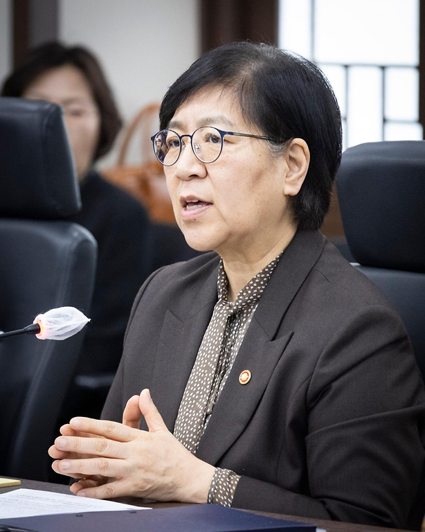 정은경 보건복지부 장관이 4월 22일 강원도 영월군을 방문해 지역사회 통합돌봄 사업 진행상황과 공공의료 현안을 점검하고 있다.