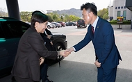 정은경 보건복지부 장관이 4월 22일 강원도 영월군을 방문해 지역사회 통합돌봄 사업 진행상황과 공공의료 현안을 점검하고 있다.