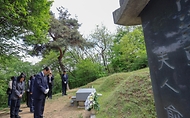 권오을 국가보훈부 장관이 서울 망우역사문화공원 독립유공자 묘소 현장방문을 위해 4월 28일 서울시 중랑구 망우리 공원묘역에 위치한 만해 한용운 선생 부부 묘소를 들려 헌화 후 살펴보고 있다.