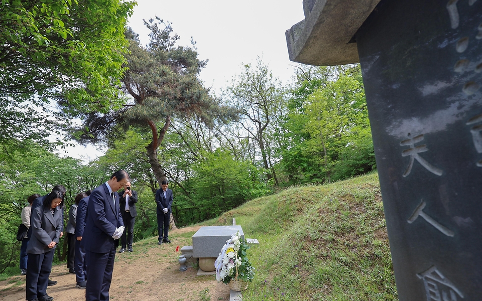 권오을 국가보훈부 장관이 서울 망우역사문화공원 독립유공자 묘소 현장방문을 위해 4월 28일 서울시 중랑구 망우리 공원묘역에 위치한 만해 한용운 선생 부부 묘소를 들려 헌화 후 살펴보고 있다.