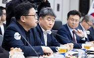 정은경 보건복지부 장관이 4월 22일 강원도 영월군을 방문해 지역사회 통합돌봄 사업 진행상황과 공공의료 현안을 점검하고 있다.
