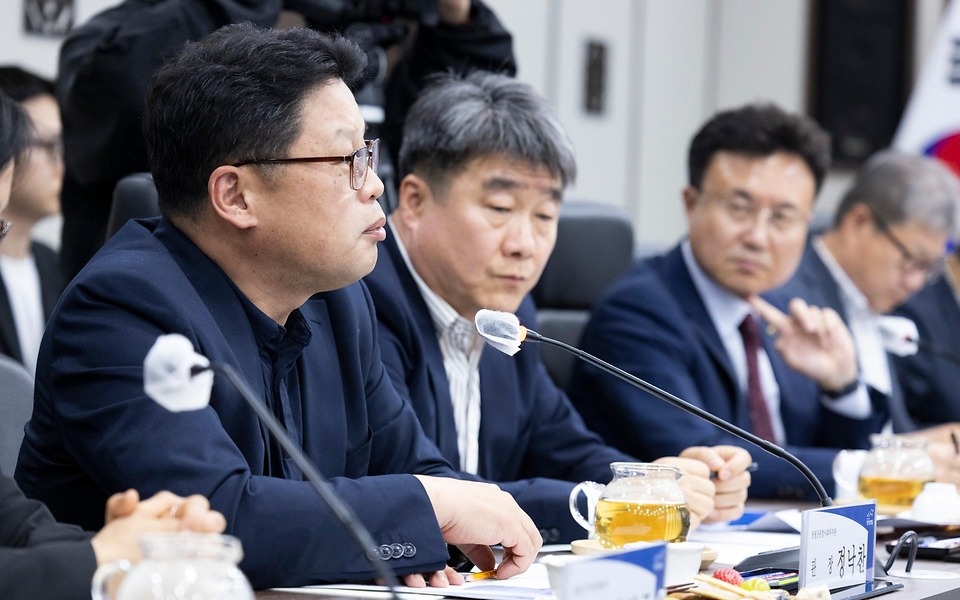 정은경 보건복지부 장관이 4월 22일 강원도 영월군을 방문해 지역사회 통합돌봄 사업 진행상황과 공공의료 현안을 점검하고 있다.