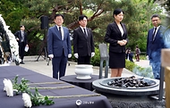 고용노동부 김영훈 장관이 4월 28일 두 번째 '산업재해노동자의 날'을 맞아 '산업재해희생자위령탑'을 찾아 참배하고, 기념식을 개최하고 있다.
