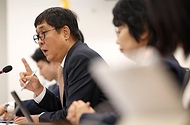 최휘영 문화체육관광부 장관이 4월 27일 문화예술정책자문위원회 뮤지컬 분과 제2차 회의를 열고, 관련 분야 전문가들과 현황을 파악하고 향후 정책 방향을 논의하고 있다.