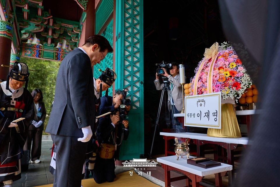 이재명 대통령이 4월 28일 충남 아산 현충사에서 열린 충무공 이순신 탄신 제481주년 기념 다례행사에서 묵념하고 있다.