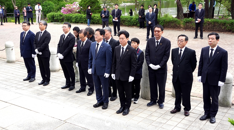 고용노동부 김영훈 장관이 4월 28일 두 번째 '산업재해노동자의 날'을 맞아 '산업재해희생자위령탑'을 찾아 참배하고, 기념식을 개최하고 있다.