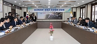 정은경 보건복지부 장관이 4월 22일 강원도 영월군을 방문해 지역사회 통합돌봄 사업 진행상황과 공공의료 현안을 점검하고 있다.