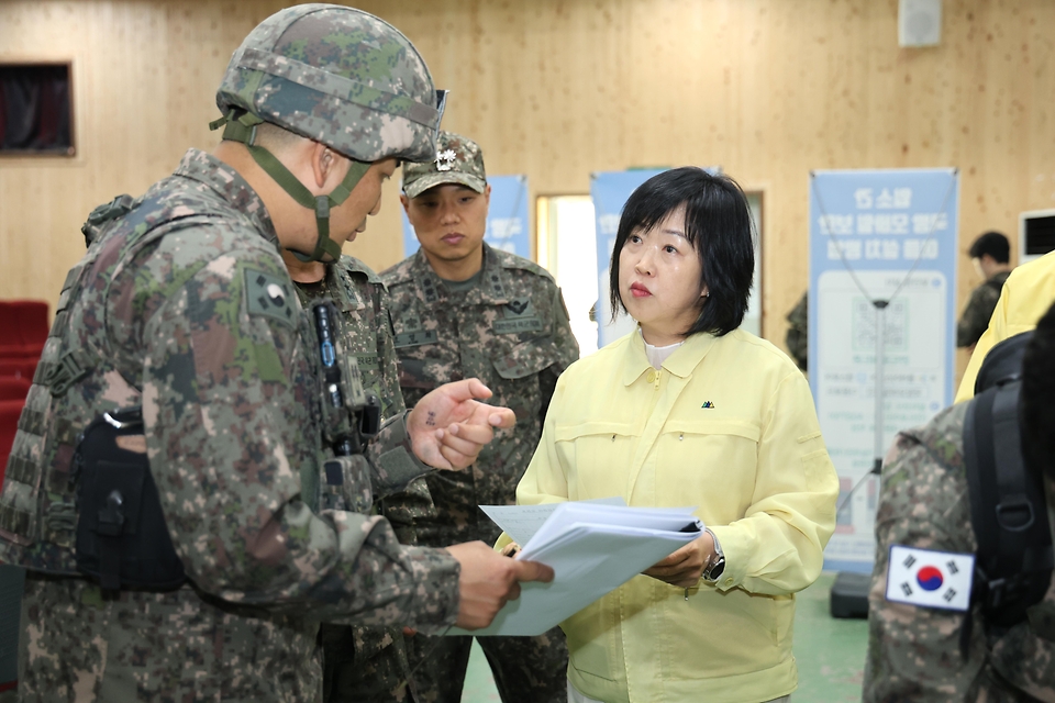 홍소영 병무청장이 4월 28일 광주 광산구 삼도동원훈련장을 방문해 인도인접현장을 둘러보며 부대 관계자와 이야기를 나누고 있다.
