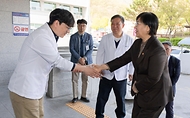 정은경 보건복지부 장관이 4월 22일 강원도 영월군을 방문해 지역사회 통합돌봄 사업 진행상황과 공공의료 현안을 점검하고 있다.