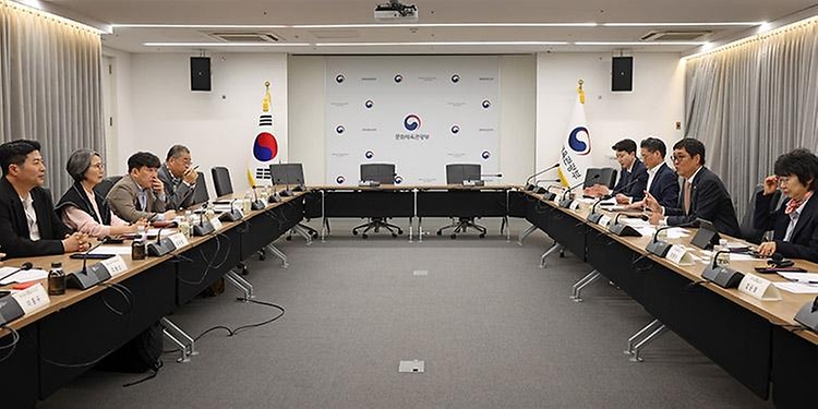 최휘영 문화체육관광부 장관이 4월 27일 문화예술정책자문위원회 뮤지컬 분과 제2차 회의를 열고, 관련 분야 전문가들과 현황을 파악하고 향후 정책 방향을 논의하고 있다.