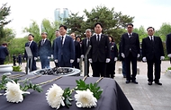고용노동부 김영훈 장관이 4월 28일 두 번째 '산업재해노동자의 날'을 맞아 '산업재해희생자위령탑'을 찾아 참배하고, 기념식을 개최하고 있다.