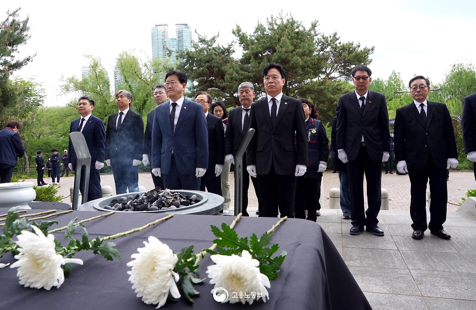 고용노동부 김영훈 장관이 4월 28일 두 번째 '산업재해노동자의 날'을 맞아 '산업재해희생자위령탑'을 찾아 참배하고, 기념식을 개최하고 있다.