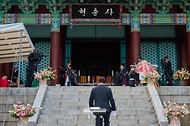 이재명 대통령이 4월 28일 충남 아산 현충사에서 열린 충무공 이순신 탄신 제481주년 기념 다례행사에서 헌화하기 위해 이동하고 있다.