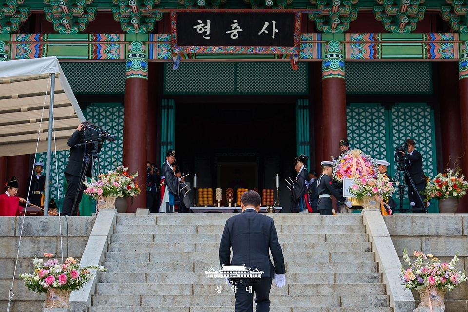 이재명 대통령이 4월 28일 충남 아산 현충사에서 열린 충무공 이순신 탄신 제481주년 기념 다례행사에서 헌화하기 위해 이동하고 있다.