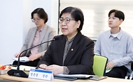 정은경 보건복지부 장관이 4월 22일 강원도 영월군을 방문해 지역사회 통합돌봄 사업 진행상황과 공공의료 현안을 점검하고 있다.