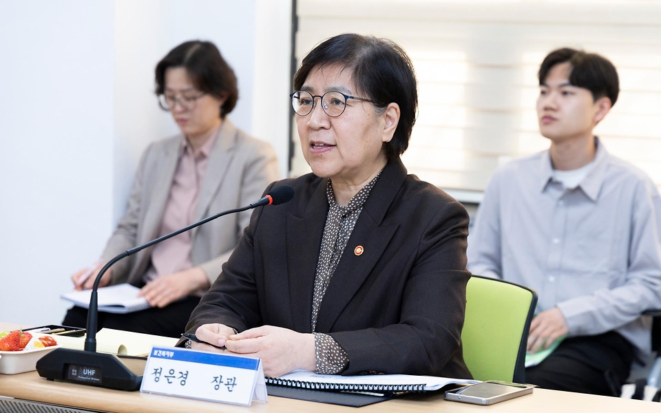 정은경 보건복지부 장관이 4월 22일 강원도 영월군을 방문해 지역사회 통합돌봄 사업 진행상황과 공공의료 현안을 점검하고 있다.