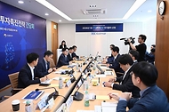 김정관 산업통상부 장관이 4월 27일 세종시 전의면에 소재한 올해 1호 국내복귀 기업으로 선정된 화장품 제조기업 한국콜마를 방문해 KOTRA, 한국산업단지공단, 한화엔진, 심텍을 비롯한 유턴기업 및 관련 유관기관 대표 등 관계자가 참석한 가운데 열린 '유턴기업 현장 방문 및 간담회'를 주재하고 있다. 또한 간담회에 앞서 한국콜마 공장 내 주요 시설을 둘러보고, 유턴기업 지원정책 개선 방향을 중점적으로 논의하고 있다.