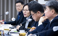 정은경 보건복지부 장관이 4월 22일 강원도 영월군을 방문해 지역사회 통합돌봄 사업 진행상황과 공공의료 현안을 점검하고 있다.