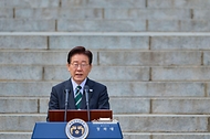 이재명 대통령이 4월 28일 충남 아산 현충사에서 열린 충무공 이순신 탄신 제481주년 기념 다례행사에서 축사를 하고 있다.
