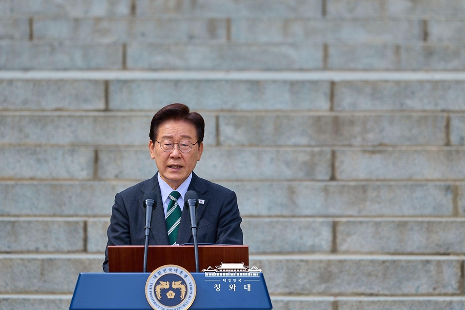 이재명 대통령이 4월 28일 충남 아산 현충사에서 열린 충무공 이순신 탄신 제481주년 기념 다례행사에서 축사를 하고 있다.