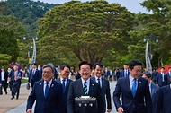 이재명 대통령이 4월 28일 충남 아산 현충사에서 충무공 이순신 탄신 제481주년 기념 다례행사를 마친 후 이동하고 있다.