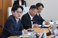김정관 산업통상부 장관이 4월 27일 세종시 전의면에 소재한 올해 1호 국내복귀 기업으로 선정된 화장품 제조기업 한국콜마를 방문해 KOTRA, 한국산업단지공단, 한화엔진, 심텍을 비롯한 유턴기업 및 관련 유관기관 대표 등 관계자가 참석한 가운데 열린 '유턴기업 현장 방문 및 간담회'를 주재하고 있다. 또한 간담회에 앞서 한국콜마 공장 내 주요 시설을 둘러보고, 유턴기업 지원정책 개선 방향을 중점적으로 논의하고 있다.