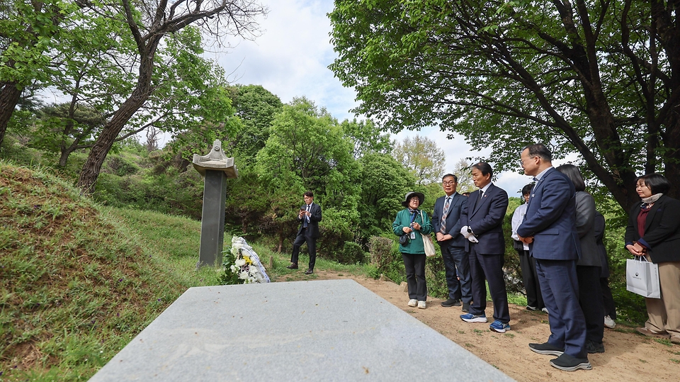 권오을 국가보훈부 장관이 서울 망우역사문화공원 독립유공자 묘소 현장방문을 위해 4월 28일 서울시 중랑구 망우리 공원묘역에 위치한 만해 한용운 선생 부부 묘소를 들려 헌화 후 살펴보고 있다.