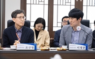정은경 보건복지부 장관이 4월 22일 강원도 영월군을 방문해 지역사회 통합돌봄 사업 진행상황과 공공의료 현안을 점검하고 있다.