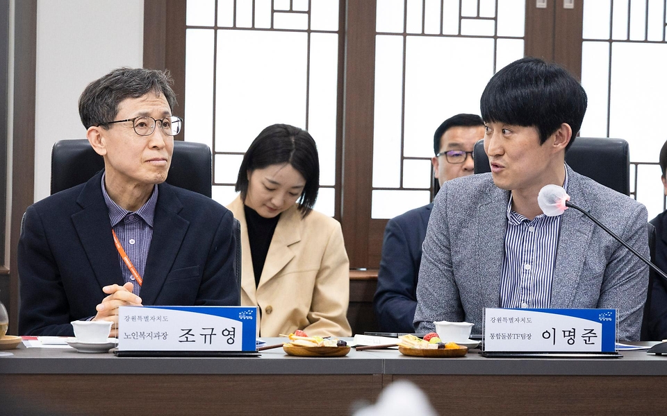 정은경 보건복지부 장관이 4월 22일 강원도 영월군을 방문해 지역사회 통합돌봄 사업 진행상황과 공공의료 현안을 점검하고 있다.