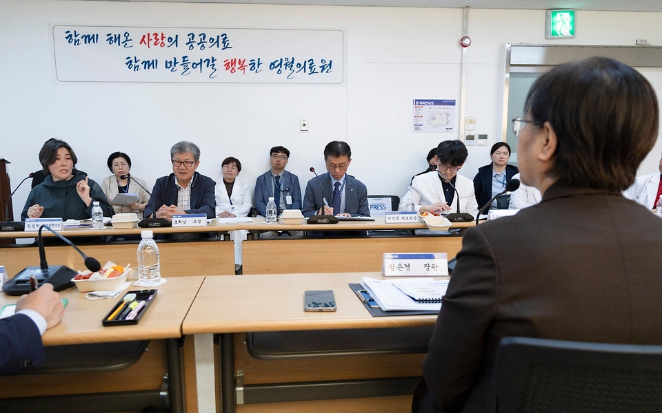 정은경 보건복지부 장관이 4월 22일 강원도 영월군을 방문해 지역사회 통합돌봄 사업 진행상황과 공공의료 현안을 점검하고 있다.