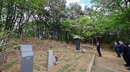 권오을 국가보훈부 장관이 서울 망우역사문화공원 독립유공자 묘소 현장방문을 위해 4월 28일 서울시 중랑구 망우리 공원묘역에 위치한 만해 한용운 선생 부부 묘소를 들려 헌화 후 살펴보고 있다.