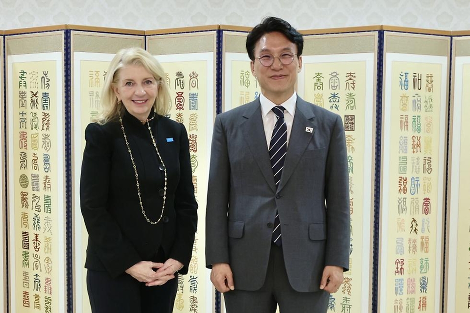 김민석 국무총리가 4월 28일 세종대로 정부서울청사에서 캐서린 러셀 UNICEF 총재를 접견, 인사 및 환담을 나누고 있다.