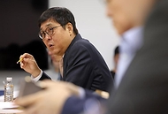 최휘영 문화체육관광부 장관이 4월 27일 문화예술정책자문위원회 출판 분과 제2차 회의를 열고, 지속가능한 출판 생태계를 조성하고 인공지능(AI) 등 빠르게 변화하는 환경에 대응하기 위한 출판 분야 향후 정책 방향을 논의하고 있다.