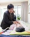정은경 보건복지부 장관이 4월 22일 강원도 영월군을 방문해 지역사회 통합돌봄 사업 진행상황과 공공의료 현안을 점검하고 있다.