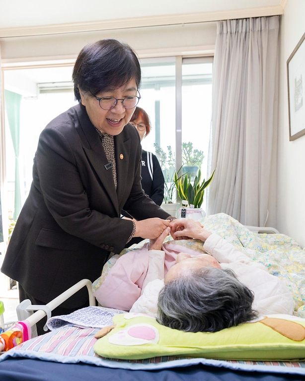 정은경 보건복지부 장관이 4월 22일 강원도 영월군을 방문해 지역사회 통합돌봄 사업 진행상황과 공공의료 현안을 점검하고 있다.