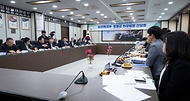 정은경 보건복지부 장관이 4월 22일 강원도 영월군을 방문해 지역사회 통합돌봄 사업 진행상황과 공공의료 현안을 점검하고 있다.