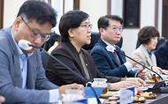 정은경 보건복지부 장관이 4월 22일 강원도 영월군을 방문해 지역사회 통합돌봄 사업 진행상황과 공공의료 현안을 점검하고 있다.