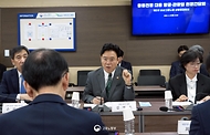 김영훈 고용노동부 장관이 4월 27일 김포공항에서 항공·관광업계와 함께하는 제5차 '비상고용노동상황점검회의'를 개최하고 있다.