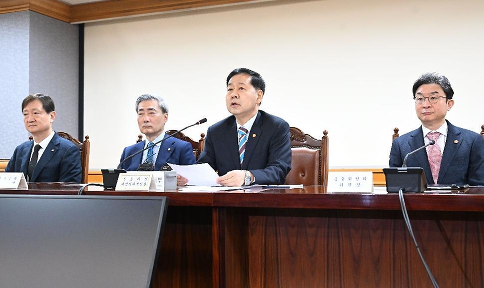 구윤철 부총리 겸 재정경제부 장관이 4월 30일 서울 중구 은행연합회에서 열린 확대 거시경제금융회의를 주재, 모두발언을 하고 있다.