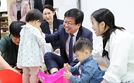 최교진 교육부 장관이 4월 30일 서울 동대문구육아종합지원센터를 방문해 육아 지원 개선내용을 공유하고, 현장의견 청취를 위한 간담회에 참석하고 있다.