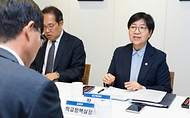 정은경 보건복지부 장관이 4월 29일 장관 주재로 비상경제대응 민생복지반 제2차 관계부처 점검회의를 개최하고, 민생복지반 소속 각 부처(고용노동부, 교육부, 성평등가족부, 식품의약품안전처 등)의 주요 추진과제 및 현장 동향 등을 논의하고 있다.