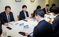 정은경 보건복지부 장관이 4월 29일 장관 주재로 비상경제대응 민생복지반 제2차 관계부처 점검회의를 개최하고, 민생복지반 소속 각 부처(고용노동부, 교육부, 성평등가족부, 식품의약품안전처 등)의 주요 추진과제 및 현장 동향 등을 논의하고 있다.