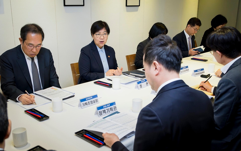 정은경 보건복지부 장관이 4월 29일 장관 주재로 비상경제대응 민생복지반 제2차 관계부처 점검회의를 개최하고, 민생복지반 소속 각 부처(고용노동부, 교육부, 성평등가족부, 식품의약품안전처 등)의 주요 추진과제 및 현장 동향 등을 논의하고 있다.