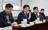 최교진 교육부 장관이 4월 30일 서울 동대문구육아종합지원센터를 방문해 육아 지원 개선내용을 공유하고, 현장의견 청취를 위한 간담회에 참석하고 있다.