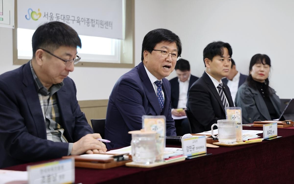 최교진 교육부 장관이 4월 30일 서울 동대문구육아종합지원센터를 방문해 육아 지원 개선내용을 공유하고, 현장의견 청취를 위한 간담회에 참석하고 있다.