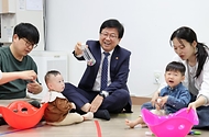 최교진 교육부 장관이 4월 30일 서울 동대문구육아종합지원센터를 방문해 육아 지원 개선내용을 공유하고, 현장의견 청취를 위한 간담회에 참석하고 있다.