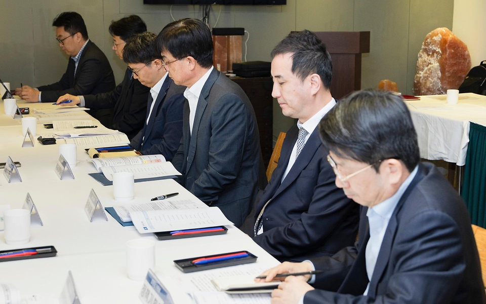 정은경 보건복지부 장관이 4월 29일 장관 주재로 비상경제대응 민생복지반 제2차 관계부처 점검회의를 개최하고, 민생복지반 소속 각 부처(고용노동부, 교육부, 성평등가족부, 식품의약품안전처 등)의 주요 추진과제 및 현장 동향 등을 논의하고 있다.